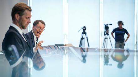Karl Lauterbach (SPD, r), Bundesminister für Gesundheit, und Leif Erik Sander, Medizinische Klinik mit Schwerpunkt Infektiologie und Pneumologie der Charité.