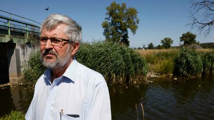 Auf Ursachensuche: Brandenburgs Umweltminister Axel Vogel (Grüne) am Freitag in Schwedt.