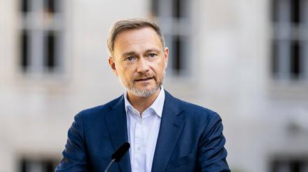 Bundesfinanzminister Christian Lindner hält eine Pressekonferenz zur Vorstellung der Eckwerte des Inflationsausgleichsgesetzes.