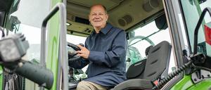 Bundeskanzler Olaf Scholz informierte sich am Wochenende in Trebbin über die aktuellen Herausforderungen in der Landwirtschaft. 