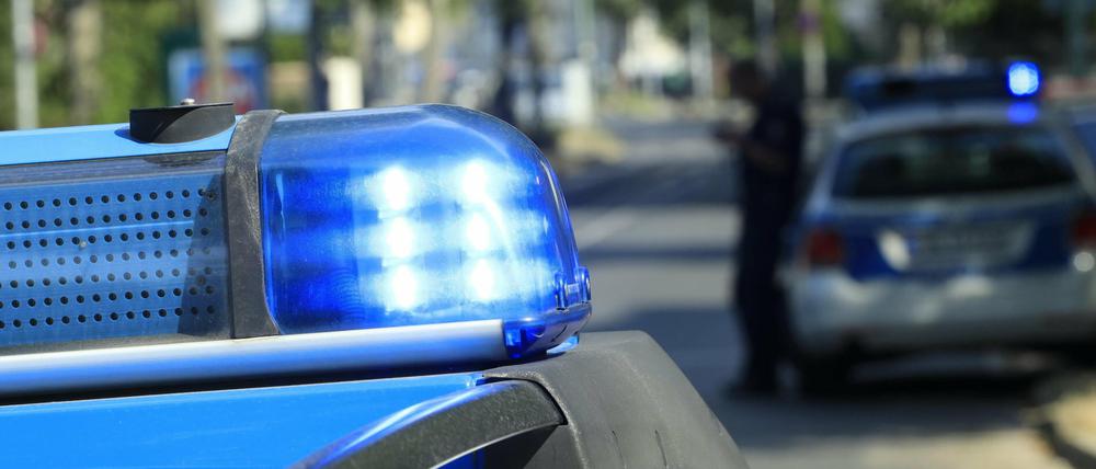 Blaulicht leuchtet auf einem Polizeiwagen. (Symbolbild)