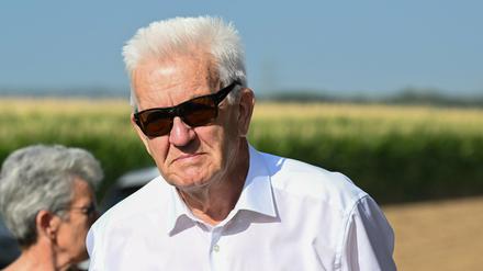 Freund des Lappens: Winfried Kretschmann (Bündnis 90/Die Grünen) beim Besuch eines Bio-Bauernhofs in Baden-Württemberg.
