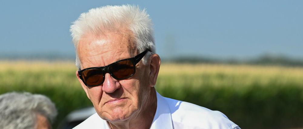 Freund des Lappens: Winfried Kretschmann (Bündnis 90/Die Grünen) beim Besuch eines Bio-Bauernhofs in Baden-Württemberg.