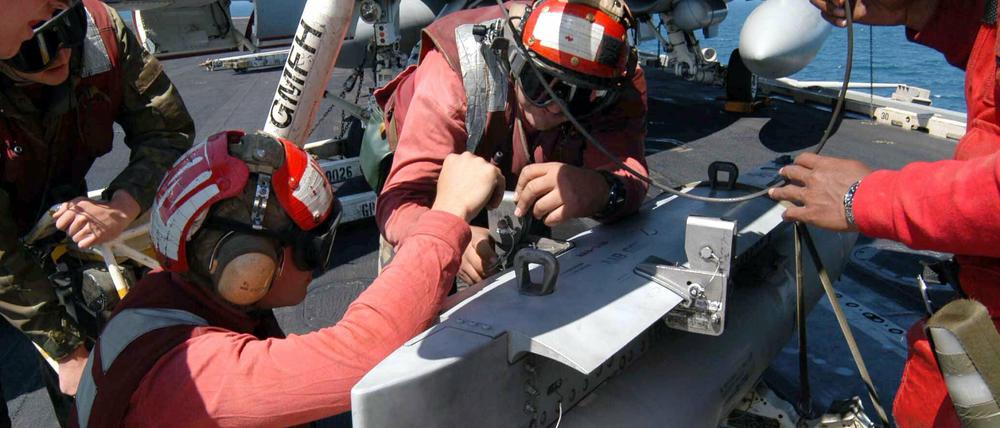 US-Soldaten bringen eine AGM 88 Harm an einer F-18 an. (Archivbild)