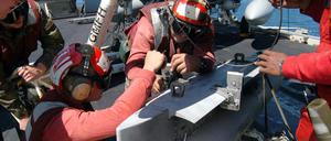 US-Soldaten bringen eine AGM 88 Harm an einer F-18 an. (Archivbild)