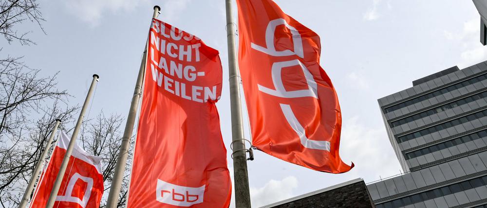 Fahnen vom Fernsehsender und Radiosender Rundfunk Berlin-Brandenburg rbb wehen am Sitz des Senders in der Masurenallee. 