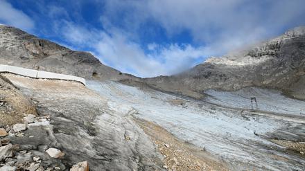 Blankeis ist am nördlichen Schneeferner. Das Eis des Blaueisgletschers, des Schneeferners auf der Zugspitze sowie des Höllentalferners ist innerhalb nur eines Jahres deutlich zurückgegangen.