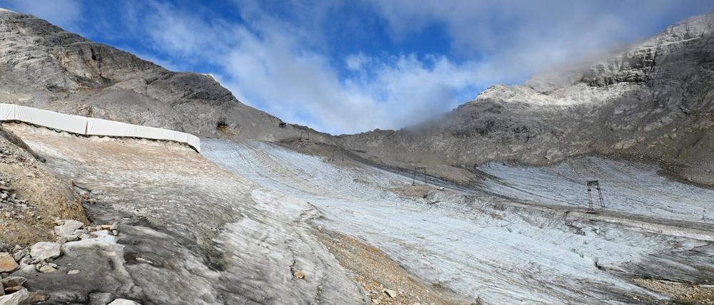 Blankeis ist am nördlichen Schneeferner. Das Eis des Blaueisgletschers, des Schneeferners auf der Zugspitze sowie des Höllentalferners ist innerhalb nur eines Jahres deutlich zurückgegangen.