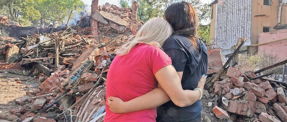 Überlebt, aber viel verloren. Zwei Frauen trauern in Charkiw um das, was einmal ihr Zuhause gewesen ist.