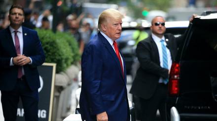 Donald Trump verlässt sein Anwesen in New York.