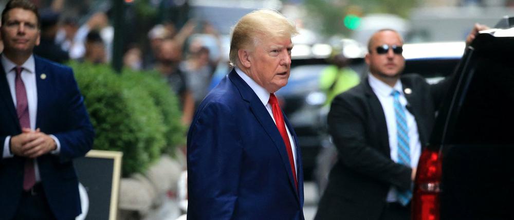 Donald Trump verlässt sein Anwesen in New York.