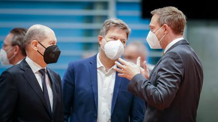 Sind gefragt beim Krisenmanagement: Bundeskanzler Olaf Scholz (SPD), Wirtschaftsminister Robert Habeck (Bündnis 90/Die Grünen), Finanzminister Christian Lindner (FDP).