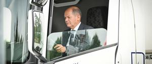 Bundeskanzler Olaf Scholz steuert in Stockholm einen Elektro-Truck. 