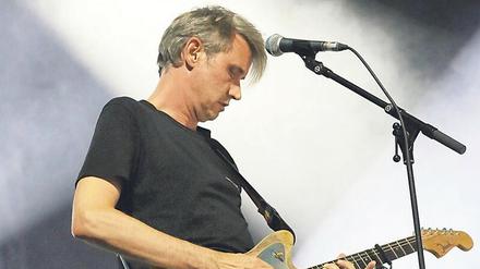 Dirk von Lowtzow an der Gitarre.