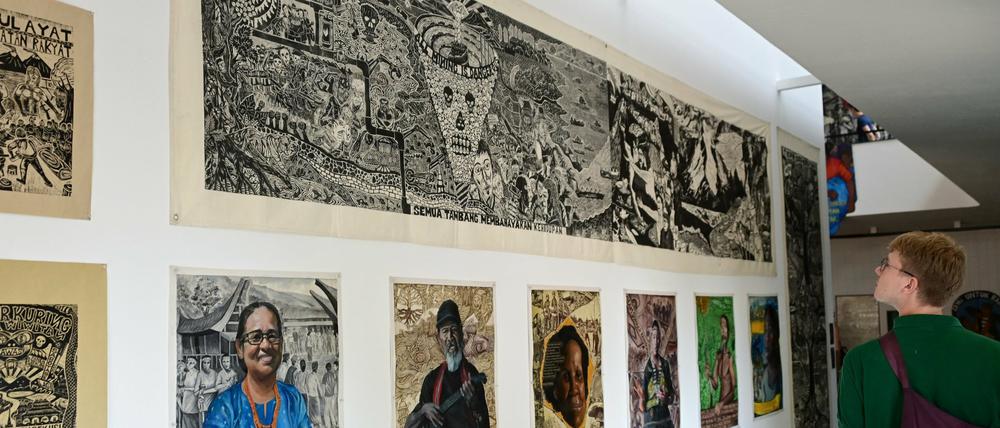 Das Junge Forum der Deutsch-israelischen Gesellschaft wirft der Kunstausstellung vor, ein als antisemitisch kritisiertes Werk in Teilen überklebt zu haben.