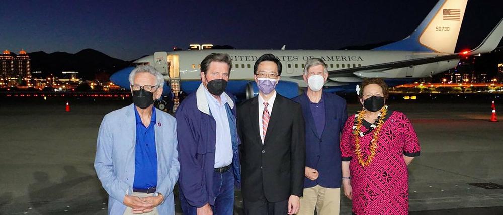 Vier Mitglieder der US-Delegation mit dem taiwanesischen Außenministeriumsbeamten Douglas Yu-tien Hsu (Mitte) nach der Ankunft in Taipeh.