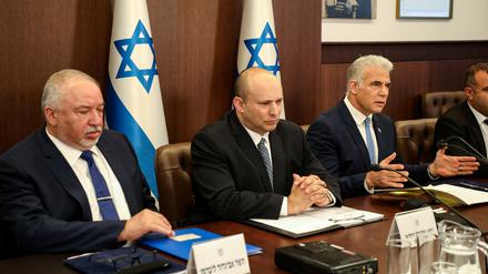 Der ehemalige israelische Premier Bennett sitzt mit seinem Nachfolger Lapid und dem Finanzminister am Verhandlungstisch. 
