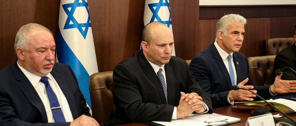 Der ehemalige israelische Premier Bennett sitzt mit seinem Nachfolger Lapid und dem Finanzminister am Verhandlungstisch.