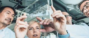 In den aktuellen Krisen ist der Beitrag der Wissenschaft für Lösungen gefordert. Die Forschung muss sich nach außen öffnen und neue Formen der Zusammenarbeit finden, schreibt TU-Präsidentin Rauch.