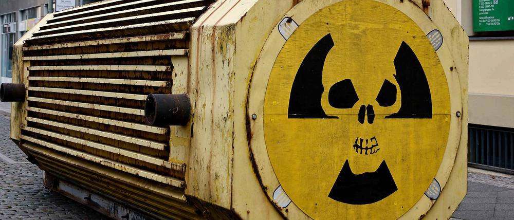 Aktivisten protestieren gegen eine mögliche Laufzeitverlängerung der Atomkraftwerke in Deutschland.