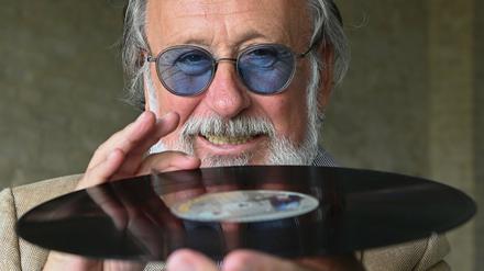 Der Musiker und Schauspieler Friedrich Liechtenstein hält in seiner Wohnung in Mitte eine Schallplatte in den Händen. Sein neues Album "Good Gastein" mit Songs und Spoken Words erscheint am 19.08.2022. 