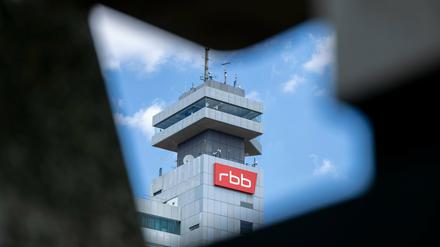 Das Logo des öffentlichen Senders Rundfunk Berlin-Brandenburg (RBB) an der Fassade am Sitz des Senders. 
