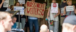 Freie Mitarbeiter protestieren vor Beginn der Sondersitzung des RBB-Rundfunkrats.
