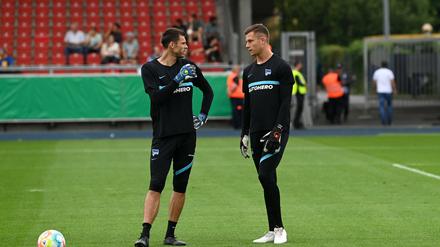 Alte und neue Nummer zwei. Tjark Ernst (r.) übernimmt erst einmal den Platz des suspendierten Rune Jarstein.
