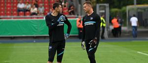 Alte und neue Nummer zwei. Tjark Ernst (r.) übernimmt erst einmal den Platz des suspendierten Rune Jarstein.
