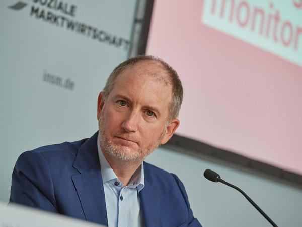Ein Porträtbild vor dem Mikrofon.