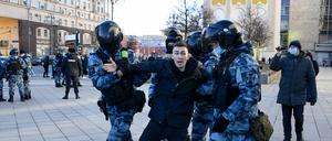 Polizisten führen einen Russen ab, der in Moskau gegen den russischen Angriffskrieg auf die Ukraine demonstriert. 