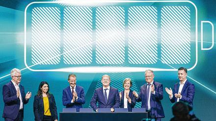 Auf Nummer sicher. Den Baustart der ersten Batteriezellenfabrik feierte Volkswagen unter anderen mit Kanzler Olaf Scholz (Mitte). Die Ausstattung des Werks in Salzgitter übernimmt der chinesische Weltmarktführer Wuxi Lead. 