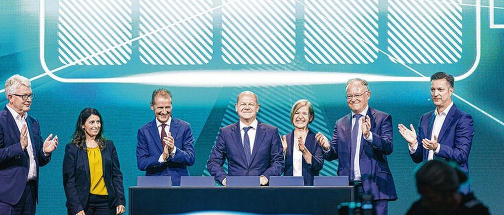 Auf Nummer sicher. Den Baustart der ersten Batteriezellenfabrik feierte Volkswagen unter anderen mit Kanzler Olaf Scholz (Mitte). Die Ausstattung des Werks in Salzgitter übernimmt der chinesische Weltmarktführer Wuxi Lead. 