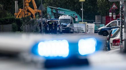 Einsatzkräfte der Polizei stehen am Zugang zu der Baustelle in Berlin-Friedrichshain, auf der eine 500 Kilogramm schwere Bombe gefunden wurde. 