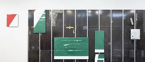 Blick in die Ausstellung „Opaque Surface“ von Pirgelis.