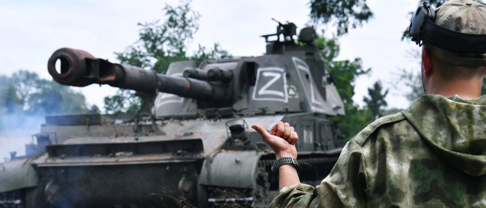 Ein russischer Soldat steht vor einer selbstfahrenden Haubitze in der Region Charkiw. (Symbolbild)