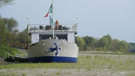 Ein Bootsrestaurant im italienischen Ficarolo liegt auf dem ausgetrockneten Flussbett an einem Touristenanleger am Po.