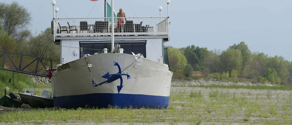 Ein Bootsrestaurant im italienischen Ficarolo liegt auf dem ausgetrockneten Flussbett an einem Touristenanleger am Po.