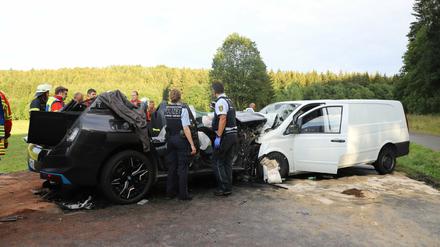 Bei einem schweren Verkehrsunfall auf der B28 bei Römerstein (Landkreis Reutlingen) ist nach Polizeiangaben mindestens ein Mensch ums Leben gekommen. 