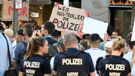 Demonstranten gehen wegen des Todes eines 16-Jährigen während eines Polizeieinsatzes in Dortmund auf die Straße.
