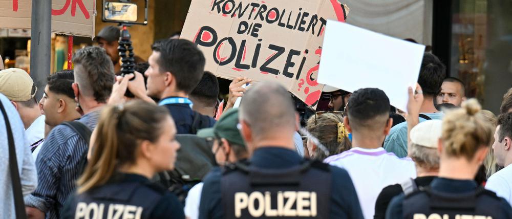 Demonstranten gehen wegen des Todes eines 16-Jährigen während eines Polizeieinsatzes in Dortmund auf die Straße.