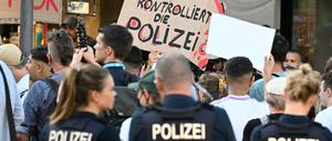 Demonstranten gehen wegen des Todes eines 16-Jährigen während eines Polizeieinsatzes in Dortmund auf die Straße.