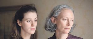 Tilda Swinton (rechts), eine Jugendfreundin von Regisseurin Joanna Hogg, spielt in den „The Souvenir“-Filmen die Mutter des jüngeren Alter Egos der Künstlerin, welche wiederum von Swintons Tochter Honor (links) gespielt wird.