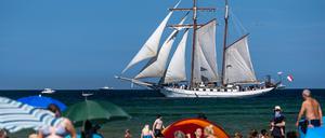 En voller Strand an der Ostsee bei Rostock (Symbolbild)