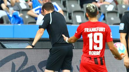 Immer Ärger mit dem VAR. Am Wochenende erregte Frank Willenborg (l.) den Unmut der Frankfurter.