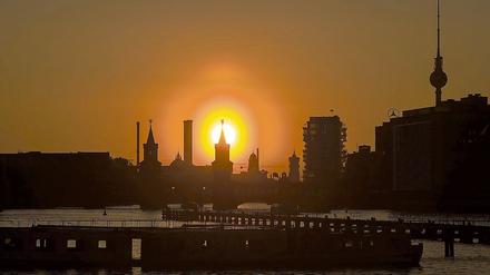 Die Sonne versinkt jeden Abend, verlöschen wird sie erst in einigen Milliarden Jahren - und zuvor wahrscheinlich alle inneren Planeten einschließlich der Erde verschlucken.