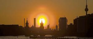 Die Sonne versinkt jeden Abend, verlöschen wird sie erst in einigen Milliarden Jahren - und zuvor wahrscheinlich alle inneren Planeten einschließlich der Erde verschlucken.