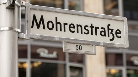 Die Mohrenstraße in Berlin-Mitte soll künftig Anton-Wilhelm-Amo-Straße heißen – das hatte das Bezirksamt von Mitte bei einer Sitzung im März vergangenen Jahres beschlossen.