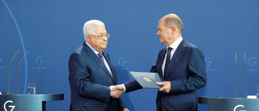 Handschlag, trotz des Holocaust-Eklat: Palästinenserpräsident Mahmud Abbas und Kanzler Olaf Scholz.
