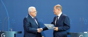 Handschlag, trotz des Holocaust-Eklat: Palästinenserpräsident Mahmud Abbas und Kanzler Olaf Scholz. 